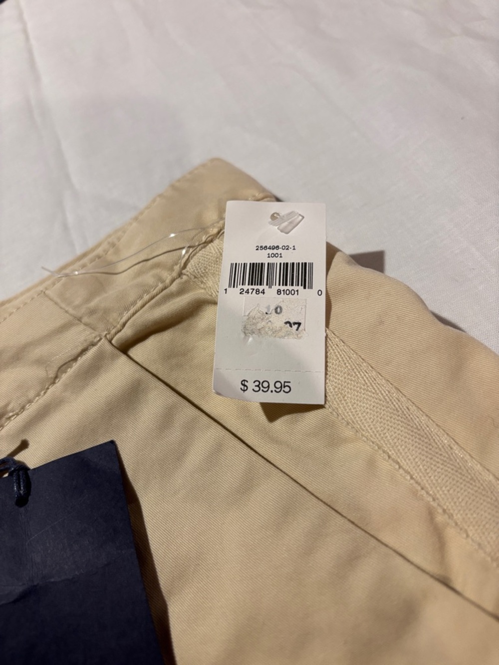 GAP Women's Cargo Shorts in Beige - Picture 3 of 7